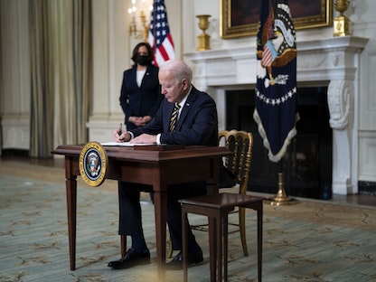 الرئيس الأميركي جو بايدن يوقّع أمراً تنفيذياً في البيت الأبيض - 24 فبراير 2021 - Bloomberg