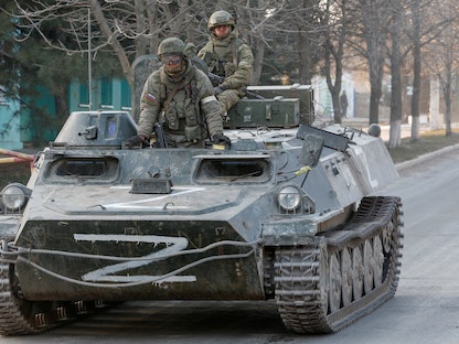 جنود من القوات الموالية لروسيا فوق عربة مدرعة عليها رمز "Z" في دونيتسك بشرقي أوكرانيا - 25 مارس 2022 - REUTERS