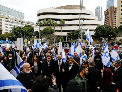 محامون إسرائيليون أمام محكمة تل أبيب خلال احتجاج على مشروع حكومي لتغيير النظام القضائي. 12 يناير  2023 - REUTERS