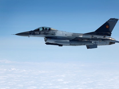 مقاتلة تابعة لسلاح الجو الروماني من طراز "F-16" تحلق في المجال الجوي للجناح الشرقي لحلف "الناتو". 4 يوليو 2023 - REUTERS