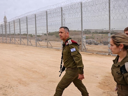 أفيف كوخافي رئيس أركان الجيش الإسرائيلي خلال جولة تفقدية بالقرب من الحدود مع قطاع غزة - 7 ديسمبر 2021 - AFP