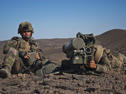 جنود فرنسيون خلال دورية مراقبة في منطقة وادي تيرز شمالي مالي- 20 مارس 2012 - REUTERS