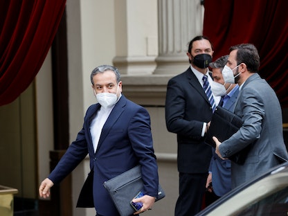  عباس عراقجي، كبير المفاوضين الإيرانيين في محادثات فيينا، ومندوب إيران لدى الوكالة الدولية للطاقة الذرية كاظم غريب آبادي (يمين) يصلان إلى اجتماع  فيينا - 25 مايو 2021 - REUTERS
