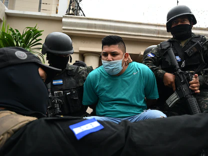جانب من اعتقال أحد المشبه بهم في تيغوسيغالبا بهندوراس- 26 نوفمبر 2020 - AFP