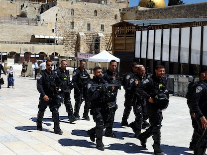 قوات الأمن الإسرائيلية تقوم بدوريات في باحة المسجد الأقصى بالقدس- 15 أبريل 2022 - REUTERS