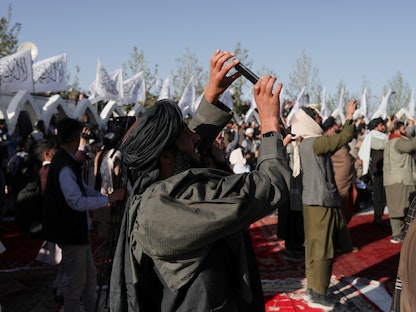 العشرات من أنصار حركة طالبان بإحدى المناسبات في العاصمة الأفغانية كابول - 31 مارس 2022 - REUTERS