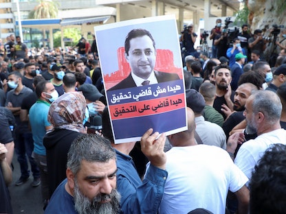 أنصار حزب الله وحركة أمل وتيار المردة يشاركون في احتجاج ضد طارق بيطار قاضي التحقيق في انفجار لبمرفأ، بالقرب من قصر العدل في بيروت، لبنان. 14 أكتوبر 2021 - REUTERS