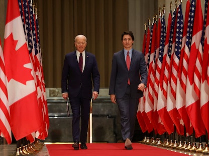 الرئيس الأمريكي جو بايدن ورئيس الوزراء الكندي جاستن ترودو يسيران لحضور مؤتمر صحفي مشترك في أوتاوا. كندا. 24 مارس 2023 - REUTERS