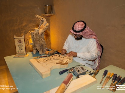 أياد سعودية تعمل في مشروع تفعيل الأصول التراثية "نقوش". - twitter@MOCHeritage