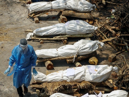 ضحايا فيروس كورونا في محرقة جثث في نيودلهي-  26 أبريل 2021 - REUTERS