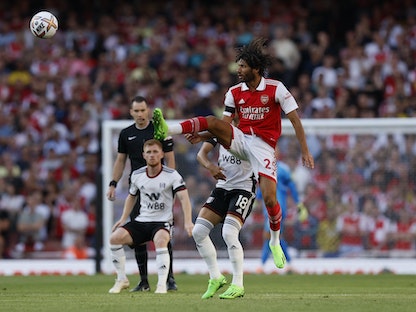 محمد النني يركل الكرة خلال مباراة أرسنال وفولهام في الدوري الإنجليزي الممتاز - 27 أغسطس 2022 - Action Images via Reuters