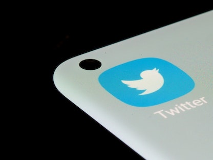 شعار شركة "تويتر" على هاتف ذكي - REUTERS