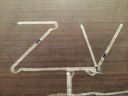 مزارعون يرسمون "Z" (رمز الغزو الروسي لأوكرانيا) و"V" (رمز النصر)، في حقل حبوب في روستوف الروسية- 2 يوليو 2022 - REUTERS