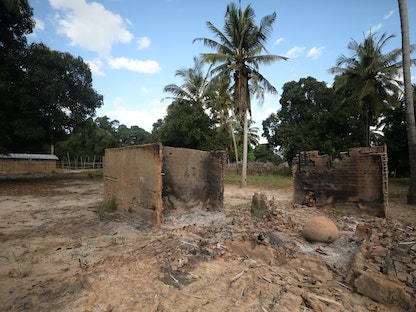 أكواخ محترقة في موقع هجوم مسلح في قرية تشيتولو - REUTERS