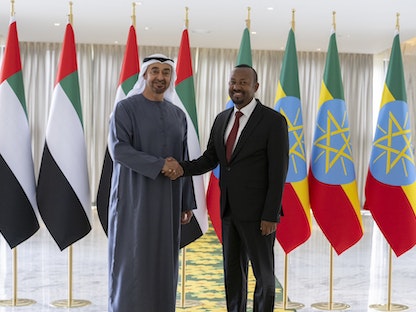 رئيس الإمارات الشيخ محمد بن زايد يصافح رئيس الوزراء الإثيوبي أبي أحمد خلال زيارته إلى أديس أبابا. 18 أغسطس 2023 - twitterMohamedBinZayed
