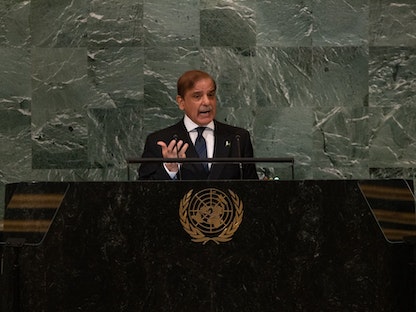 رئيس الوزراء الباكستاني شهباز شريف خلال كلمته أمام الجمعية العامة للأمم المتحدة في نيويورك. 23 سبتمبر 2022 - Bloomberg