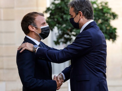 الرئيس الفرنسي إيمانيويل ماكرون يستقبل رئيس الوزراء اليوناني كيرياكوس ميتسوتاكيس في قصر الإليزية قبل المؤتمر الصحافي في باريس 28 سبتمبر 2021 - AFP