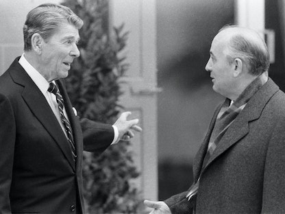 جانب من لقاء الرئيس الأميركي رونالد ريغان والزعيم السوفياتي ميخائيل غورباتشوف في جنيف- 21 نوفمبر 1985 - REUTERS