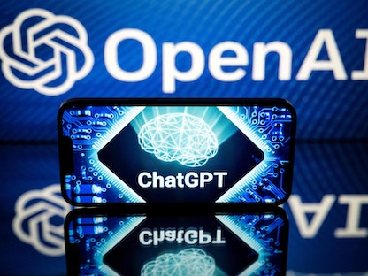 شعار شركة OpenAI يظهر في الخلفية وأمامه اسم منصة ChatGPT الذكية - 23 يناير 2023 - AFP