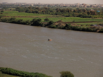 سودانيون يعبرون نهر النيل على متن قارب بالقرب من مدينة أم درمان وسط البلاد - REUTERS