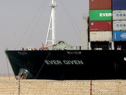 سفينة الحاويات العملاقة "إيفر غيفن"  بعد نجاح عملية تعويمها في قناة السويس- 29 مارس 2021 - REUTERS