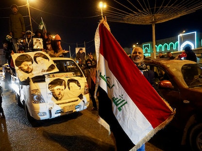 أنصار التيار الصدري العراقي يحتفلون بعد مصادقة المحكمة العليا على نتائج الانتخابات البرلمانية، 27 ديسمبر 2021 - REUTERS
