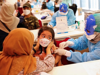 طفلة تتلقى جرعة لقاح مضاد لفيروس كورونا خلال حملة تطعيم في العاصمة الإندونيسية جاكرتا. 16 يناير 2022 - REUTERS
