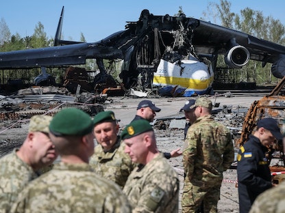 جنود أوكرانيون يقفون قرب طائرة شحن دمرها القصف الروسي قرب كييف- 5 مايو 2022 - REUTERS