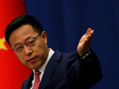 الناطق باسم وزارة الخارجية الصينية، تشاو ليجيان، خلال مؤتمر صحافي في بكين - 8 أبريل 2020 - REUTERS