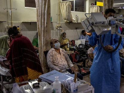 مصابون بكورونا يتلقون العلاج داخل جناح الطوارئ في مستشفى العائلة المقدسة في نيودلهي - 29 أبريل 2021 - REUTERS