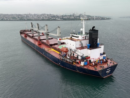 سفينة تحمل شحنة من الحبوب الأوكرانية تنتظر في خليج البوسفور بإسطنبول في إطار اتفاقية تصدير الحبوب عبر موانئ البحر الأسود. 17 مايو 2023 - REUTERS