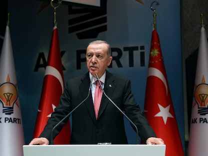 الرئيس التركي أردوغان يتحدث خلال اجتماع لحزبه الحاكم العدالة والتنمية في أنقرة - via REUTERS