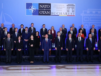 الأمين العام لحلف "الناتو" ينس ستولتنبرج مع وزراء خارجية دول الحلف خلال اجتماع في بوخارست- 29 نوفمبر 2022. - REUTERS