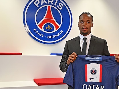 ريناتو سانشيز يحمل قميص باريس سان جيرمان- 4 يوليو 2022 - twitter/@PSG_inside