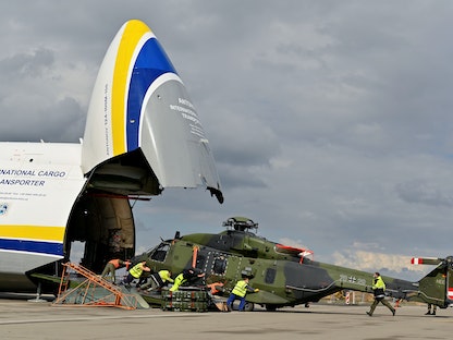 الجيش الألماني يعيد نقل معدات مروحية عسكرية NH-90 من أفغانستان على متن طائرة شحن أنتونوف AN-124 في لايبزيغ - 18 مايو 2021 - REUTERS