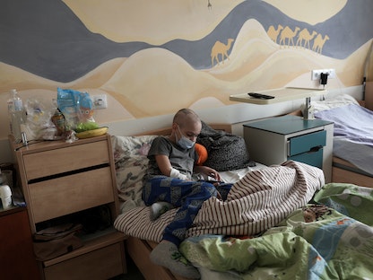 طفل مريض بالسرطان يستلقي على سريره في عيادة الأورام في مركز طب الأطفال المتخصص بعلاج الأورام في لفيف بأوكرانيا. 9 مارس 2022  - REUTERS