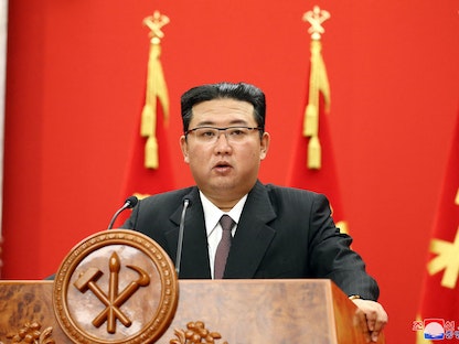 رئيس كوريا الشمالية كيم جونج خلال إحياء الذكرى السنوية الـ76 لتأسيس حزب العمال الحاكم في بيونج يانج - 10 أكتوبر 2021 - AFP