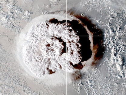 صورة عبر الأقمار الصناعية تظهر انفجار بركان تونجا الذي أثار تحذيرات من موجات تسونامي في عدد من دول المحيط الهادئ - 15 يناير 2022 - via REUTERS