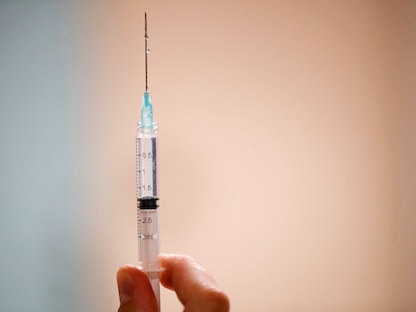 عامل طبي خلال تحضير جرعة من لقاح فايزر المضاد لكورونا في مركز تطعيم بالعاصمة الفرنسية باريس 23 يوليو 2021 - REUTERS