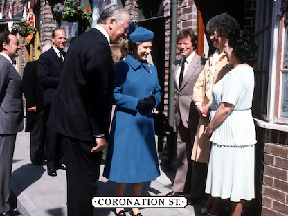 الملكة إليزابيث الثانية ملكة بريطانيا في أول زيارة لموقع تصوير المسلسل في عام 1982 - twitter/itvcorrie