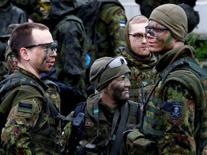 جنود من الجيش الإستوني يحضرون مناورة عسكرية في سيلاما، قرب الحدود مع روسيا  - إستونيا - 7 مايو 2019 - REUTERS