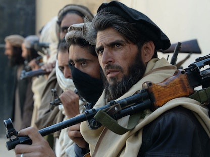 مقاتلون من حركة "طالبان" يحملون أسلحة، 24 فبراير 2016 - AFP