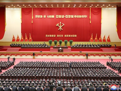 الزعيم الكوري الشمالي كيم جونغ أون يتحدث خلال ختام مؤتمر لأمناء الخلايا في الحزب الشيوعي ببيونغ يانغ - 9 أبريل 2021 - REUTERS
