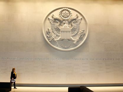 شعار وزارة الخارجية الأميركية في سفارة أميركا في لندن - REUTERS
