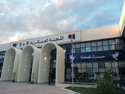 مدخل قاعة اجتماعات اللجنة العسكرية (5+5) بمدينة سرت الليبية - 26 نوفمبر 2020 - REUTERS