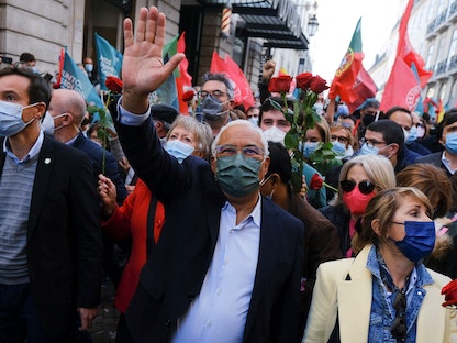 رئيس الوزراء البرتغالي أنطونيو كوستا يلوح بيده خلال مسيرة انتخابية حاشدة للانتخابات المبكرة، في لشبونة، البرتغال. 28 يناير 2022. - REUTERS