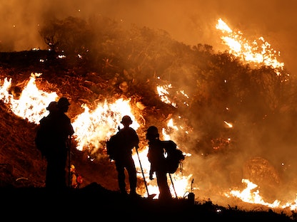 رجال إطفاء يحاولون السيطرة على حريق كالدور في كاليفورنيا بالولايات المتحدة - 22 أغسطس 2021. - REUTERS