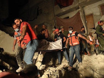 سقوط 10 أشخاص بانهيار مبنى من 5 طوابق في حي الفردوس بمدينة حلب السورية. - AFP