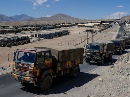 شاحنات عسكرية هندية تحمل إمدادات تتجه نحو مناطق متقدمة في منطقة لداخ - REUTERS