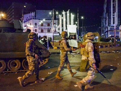 عناصر من الجيش اللبناني يحاولون إبعاد المحتجين عن ساحة النور وسط مدينة طرابلس- 31 يناير 2021 - AFP